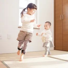 和室で遊ぶ子供